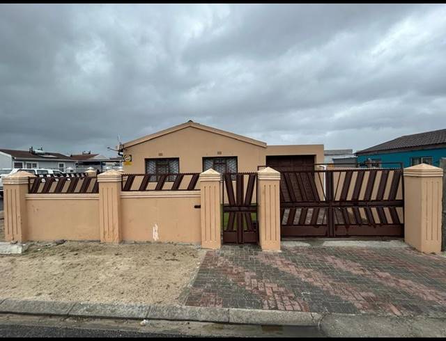 5 BEDROOM HOUSE FOR SALE IN MALIBU VILLAGE